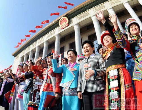 全国人大代表走出北京人民大会堂