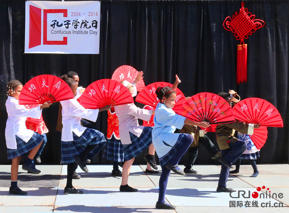 美国第一家孔子学院马里兰大学孔子学院近日举办“孔子学院日”庆典，庆祝该学院成立10周年。图为小学生在庆典上表演太极扇