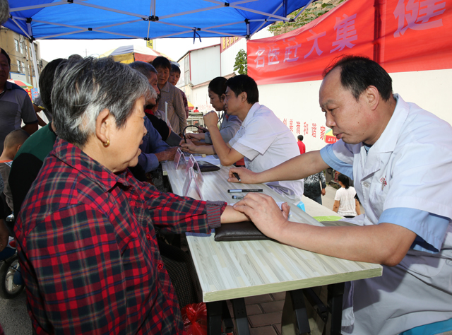 中医赶大集 为民送健康